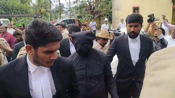 دھرمستھلا میں قتل کی  پُر اسرار وارداتیں - پولیس تحفظ میں وکیلوں کے ساتھ عدالت کے سامنے حاضر ہوا شکایت کنندہ مزدور