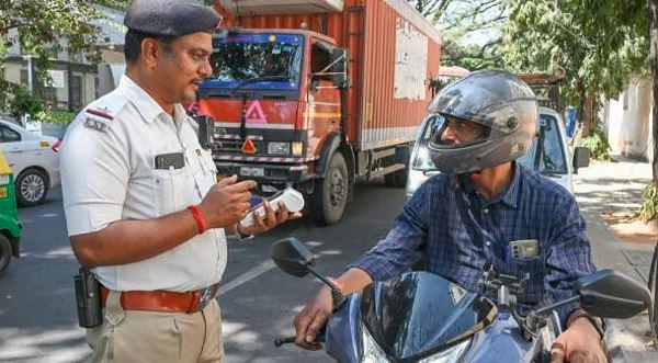 بنگلورو: ای۔چالان میں بقایا ٹریفک جرمانوں پر 50 فیصد رعایت، عوام کو بقایا معاملات نمٹانے کا نیا موقع