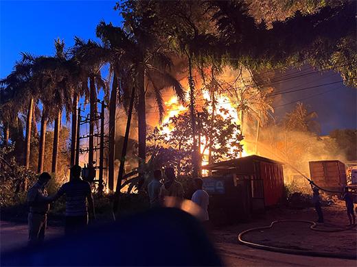 منگلورو : خوشبو کے کارخانے میں آگ لگنے سے لاکھوں روپئے مالیت کا نقصان