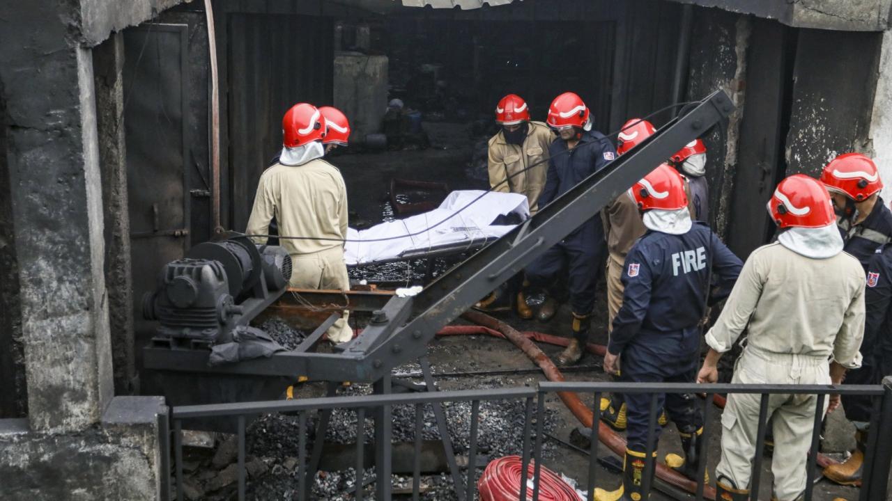 دہلی: روہنی کے رٹھالا علاقے میں کیمیکل فیکٹری میں خوفناک آگ، 4 افراد ہلاک، 3 شدید زخمی