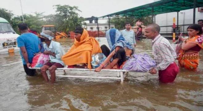 پٹنہ میں سیلاب کی تباہ کاری، دیہاتی نقل مکانی پر مجبور، سڑک کنارے عارضی پناہ گاہیں