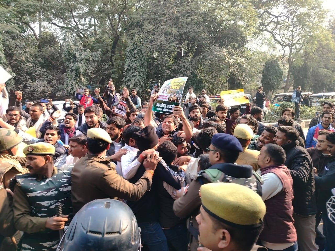 منریگا بچاؤ مارچ میں پولیس تشدد کا الزام، لاٹھی چارج کے بعد تنظیم کے صدر ورون چودھری سمیت 35 طلبہ گرفتار