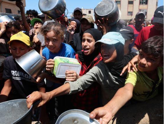 غزہ میں انسانی بحران سنگین: امداد کے منتظر فلسطینیوں پر اسرائیلی فوج کی فائرنگ، 67 شہید