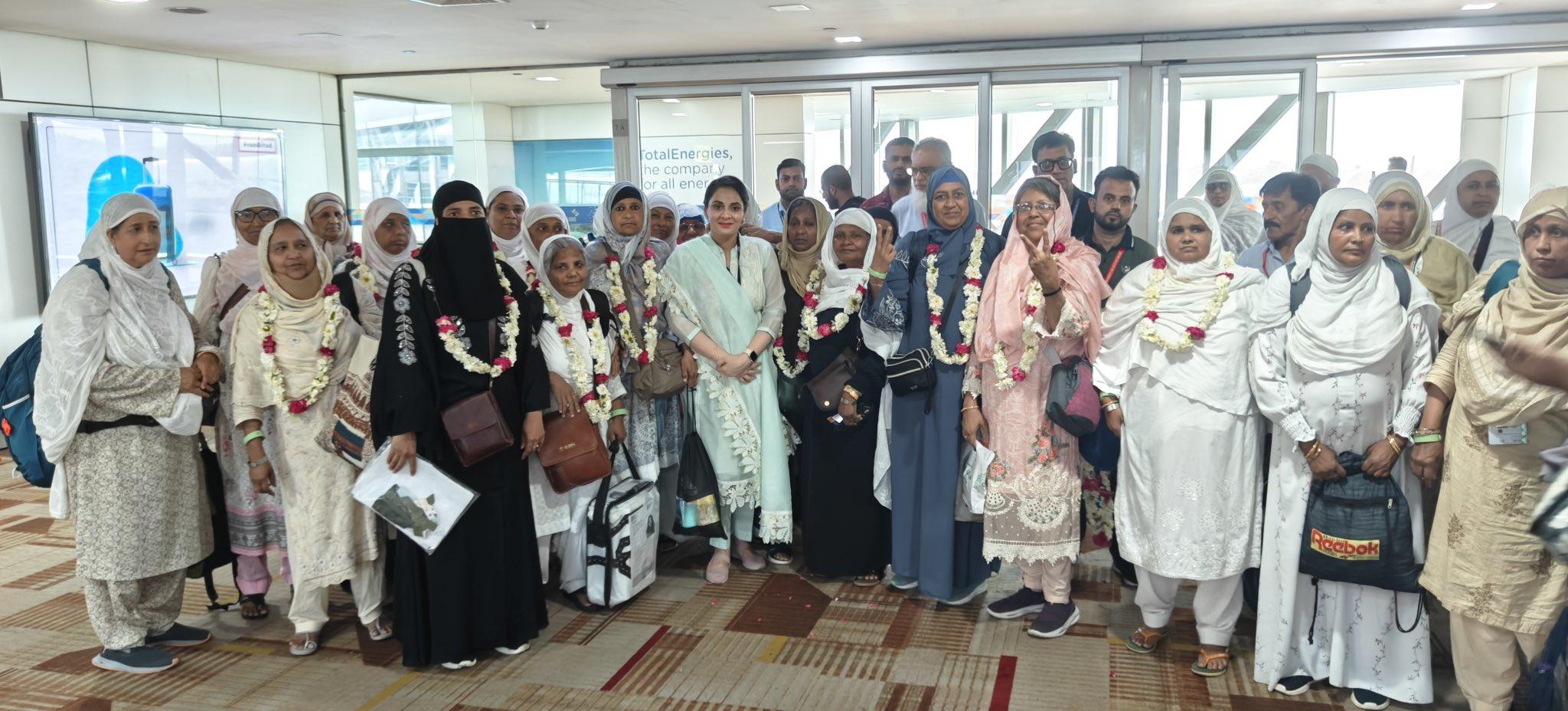 بغیر محرم حج کرنے والی 51 خواتین دہلی پہنچیں، چیئرپرسن کوثر جہاں نے ایئرپورٹ پر کیا خیرمقدم