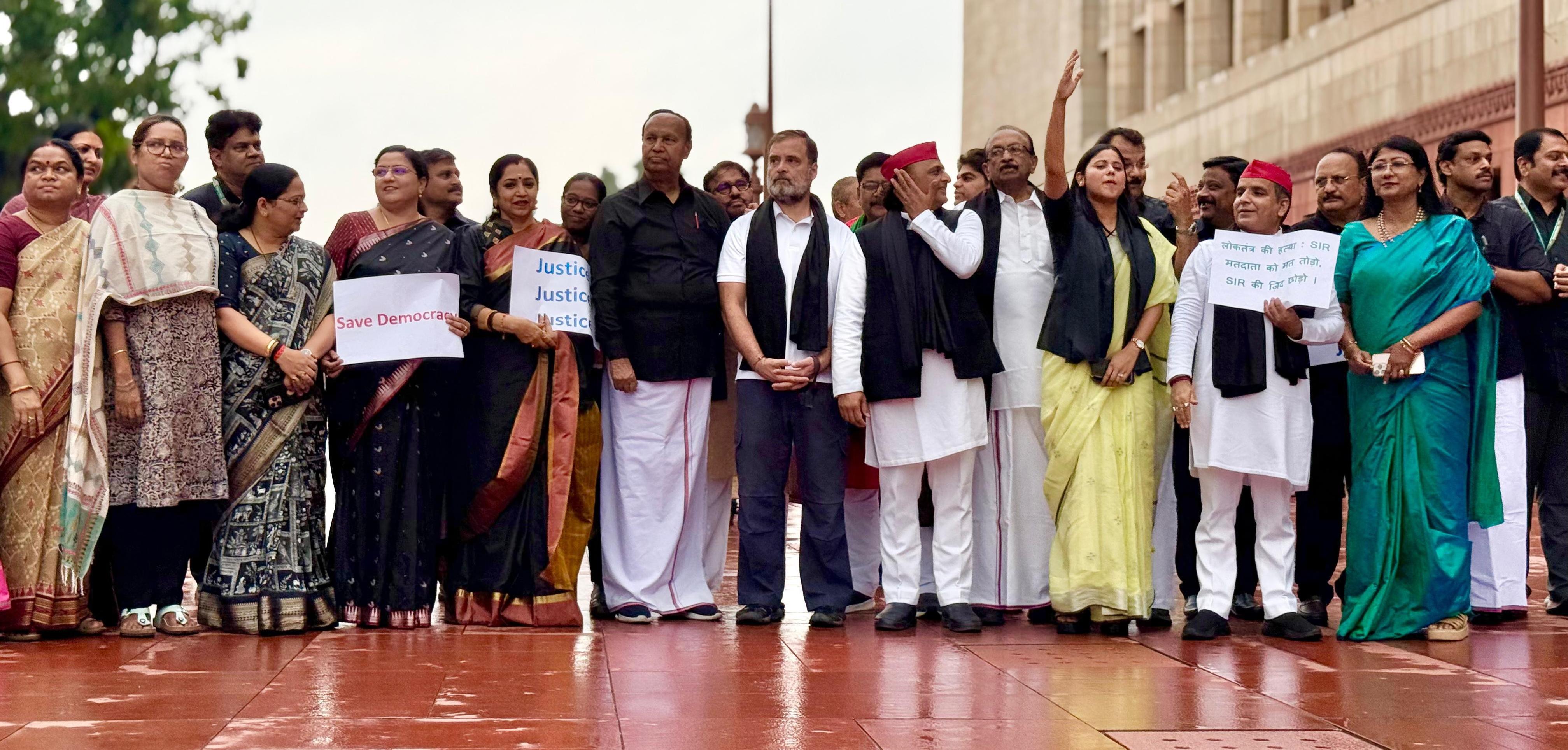 ووٹر لسٹ تنازع پر پارلیمنٹ میں ہنگامہ، راہل گاندھی کی قیادت میں اپوزیشن کا مظاہرہ