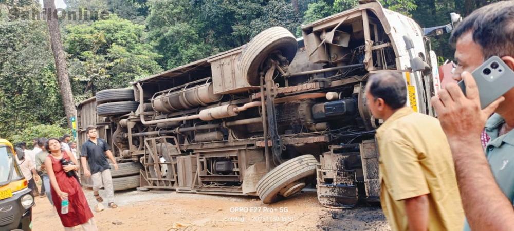 ہوناور:  گیر سوپا  کے قریب  اسکولی بس حادثے کا شکار، ایک ہلاک ، 40  سے زائد  زخمی