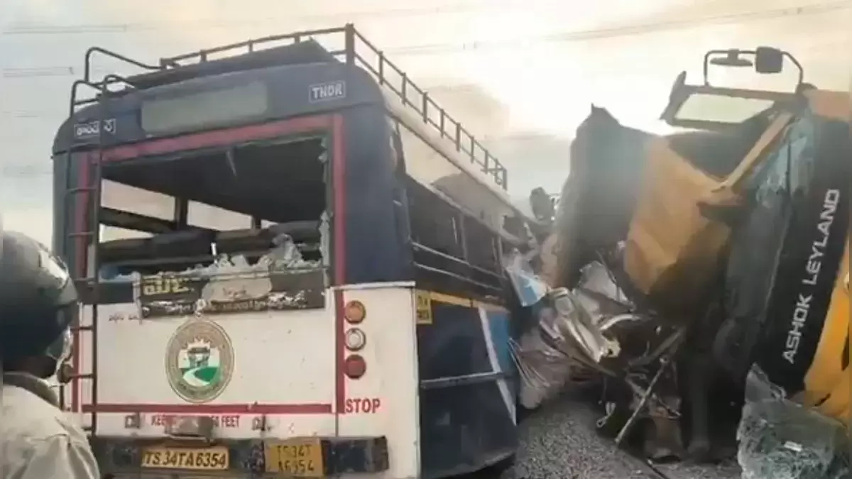 حیدرآباد کے قریب رنگاریڈی میں بس اور لاری کی خطرناک ٹکر؛ 24 ہلاک، متعدد زخمی