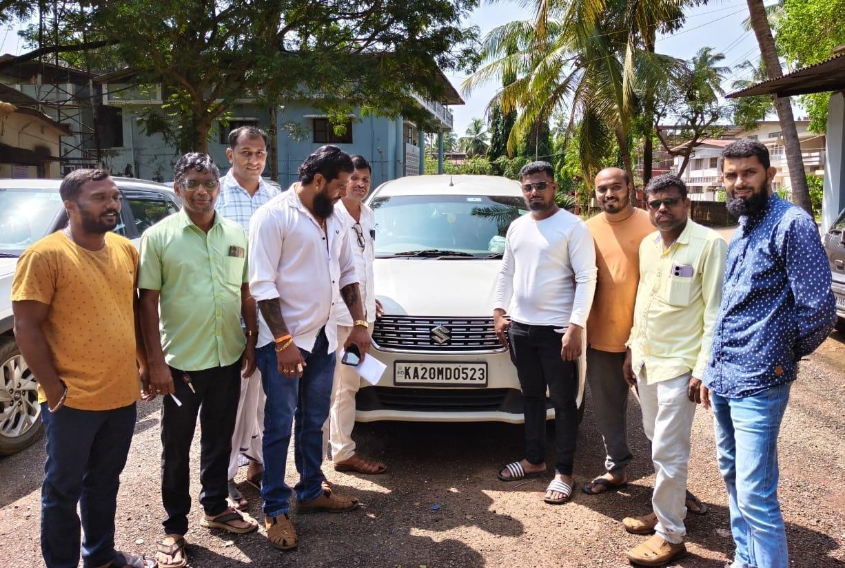 بھٹکل میں سفید بورڈ والی سواریوں پر مسافرں کو بٹھانے کے خلاف 'ٹیکسی  یونین' کا احتجاج