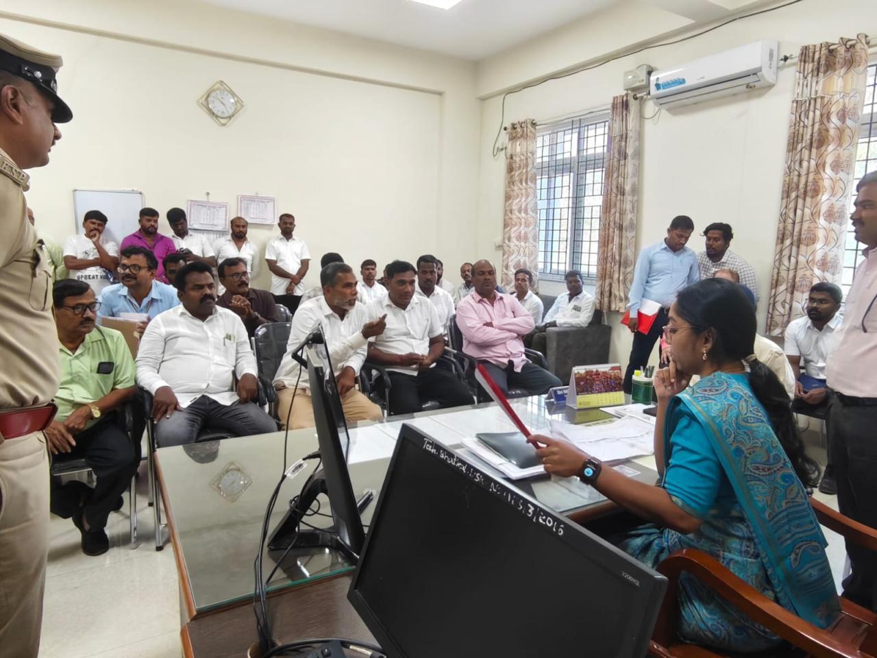 بھٹکل نیشنل ہائی وے توسیع کا مسئلہ: حل نہیں ہو رہا ہے مُورین کٹے اور ٹیکسی اسٹینڈ کا تنازعہ - ضلع ڈپٹی کمشنر نے کی لیڈروں کے ساتھ بات چیت