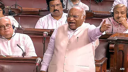 ’الیکشن کمیشن ہمیں دبانے کی کوشش کر رہا ہے، مگر ہم نہیں جھکیں گے‘،  ملکارجن کھرگے