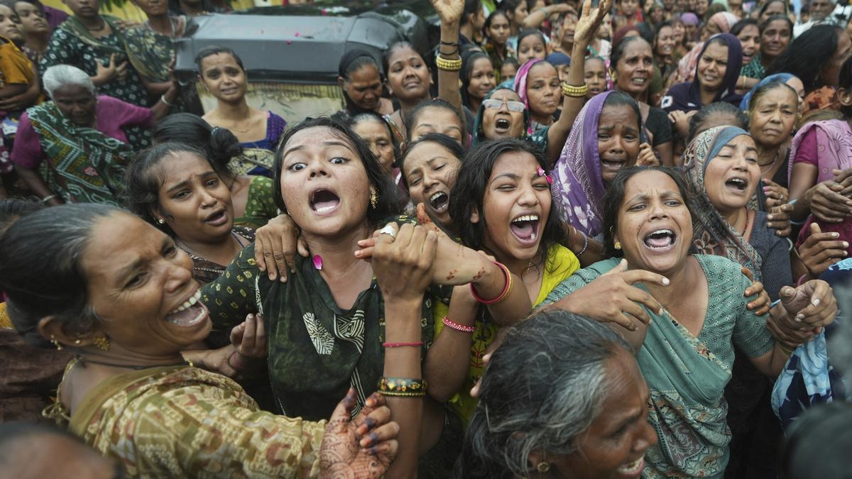 فضائی سانحہ احمد آباد: 135 مقتولین کی شناخت، 101 لواحقین کے حوالے