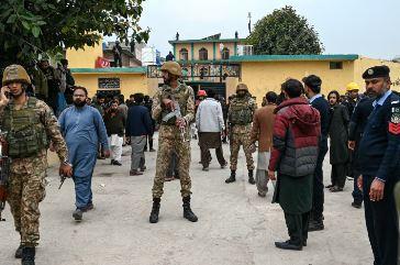 پاکستان: نمازِ جمعہ کے دوران مسجد میں زوردار دھماکہ، کم و بیش 50 افراد جاں بحق، درجنوں زخمی، ایمرجنسی کا اعلان