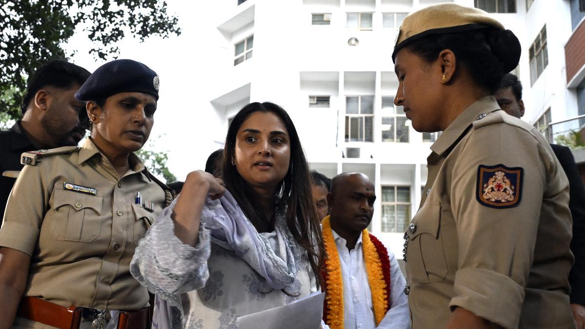 اداکارہ رمیا کو فحش اور دھمکی آمیز پیغامات، دو افراد گرفتار، پولیس کی سائبر کرائم کے خلاف سخت کارروائی جاری