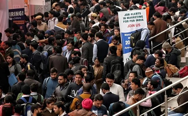 چپراسی کے 54 ہزار عہدوں پر امتحان دینے پہنچے 25 لاکھ نوجوان