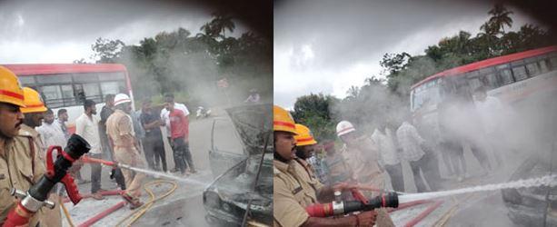 کارکلا : پیٹرول رسنے کی وجہ سے نیشنل ہائی وے پر کار میں لگی آگ