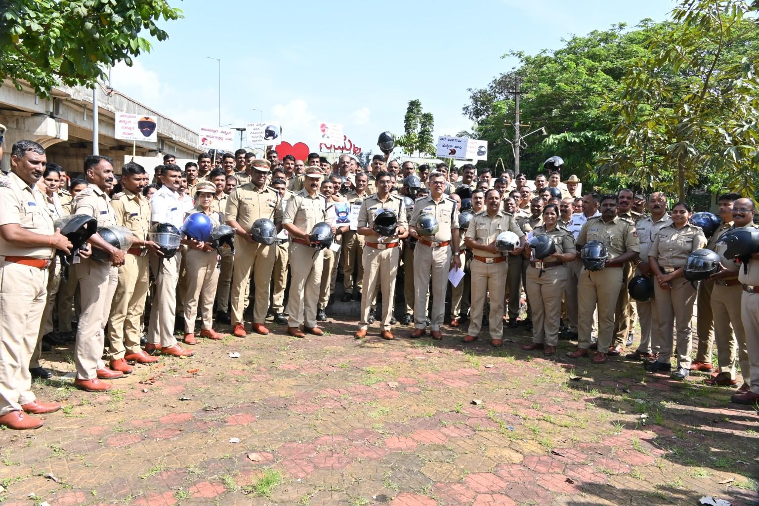 کاروار : ہیلمیٹ استعمال کرنے کی ترغیب - پولیس کی طرف سے نکالی گئی بائک ریلی