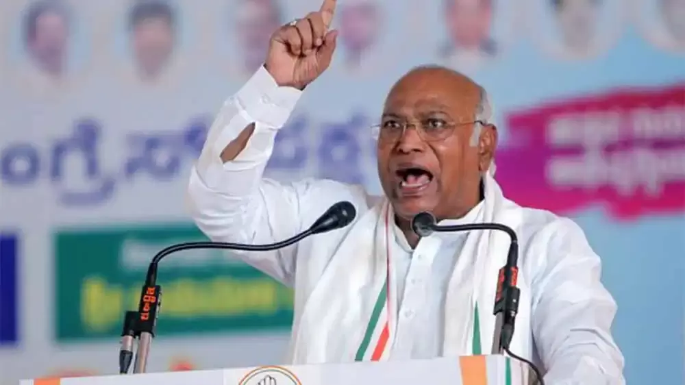 یومِ جمہوریہ پر کھرگے کا بیان: حکومت پر اختلافِ رائے دبانے اور ’ایک قوم، ایک پارٹی‘ کے نظریے کو مسلط کرنے کا الزام