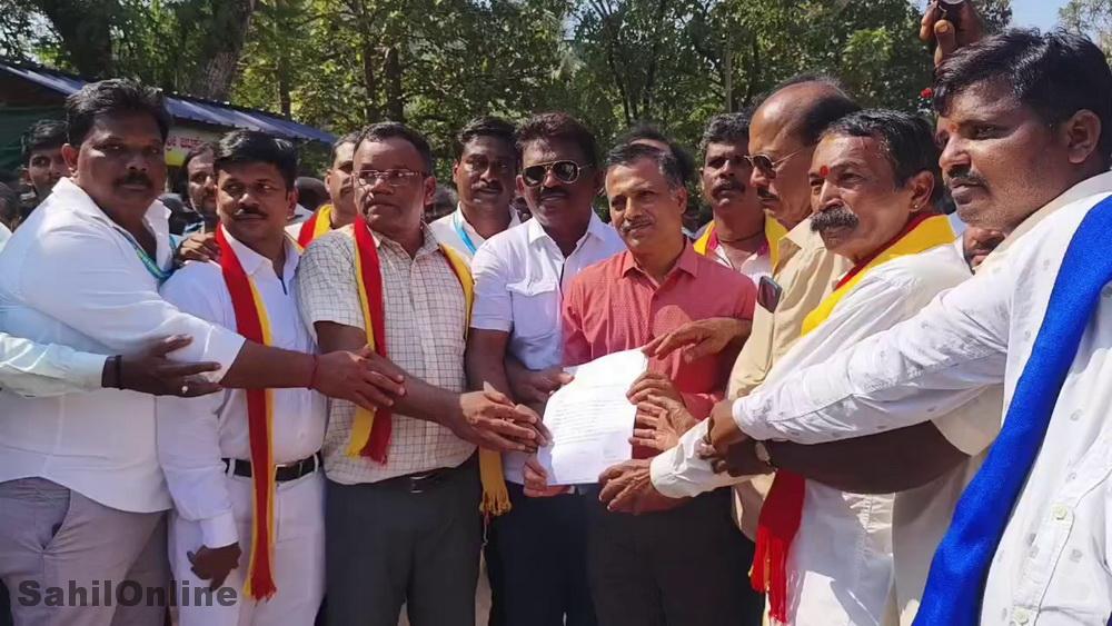 سرسی - کمٹہ نیشنل ہائی وے سست رفتار مرمت کے خلاف راستہ روکو احتجاج