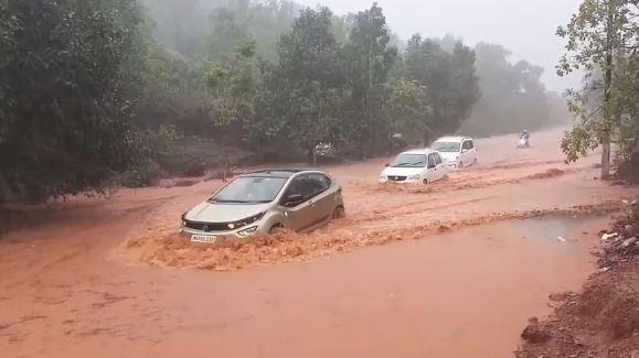 کمٹہ : بھاری برسات کی وجہ سے ہائی وے پر جمع ہوگیا پانی