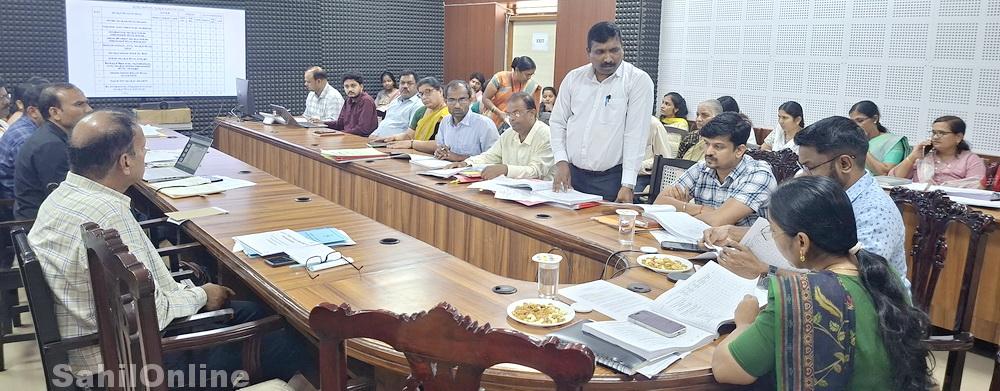 کاروار: اُترکنڑا ڈی سی نے خواتین سے کی اپیل: کسی بھی قسم کی ہراسانی کی صورت میں فوری مدد کے لیے کال کریں 181 ہیلپ لائن