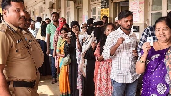 متعدد علاقوں میں ای وی ایم خرابی سے پولنگ متاثر، ووٹر گھنٹوں قطاروں میں انتظار کرنے پر مجبور