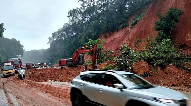 پتور : زمین کھسکنے سے نیشنل ہائی وے  75 پر لگا ٹریفک جام