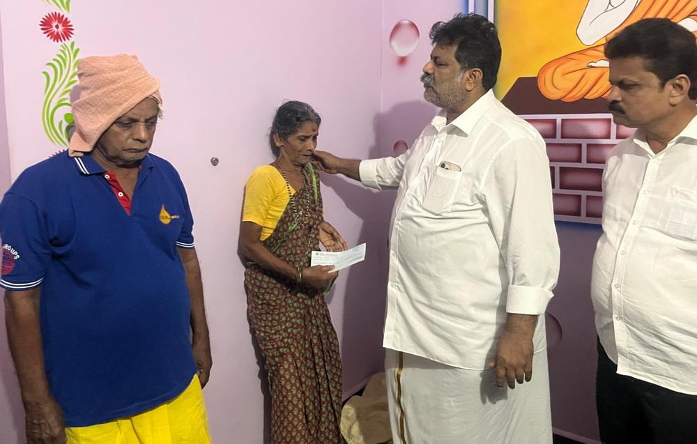 Mankal Vaidya hands over ₹10 lakh-3