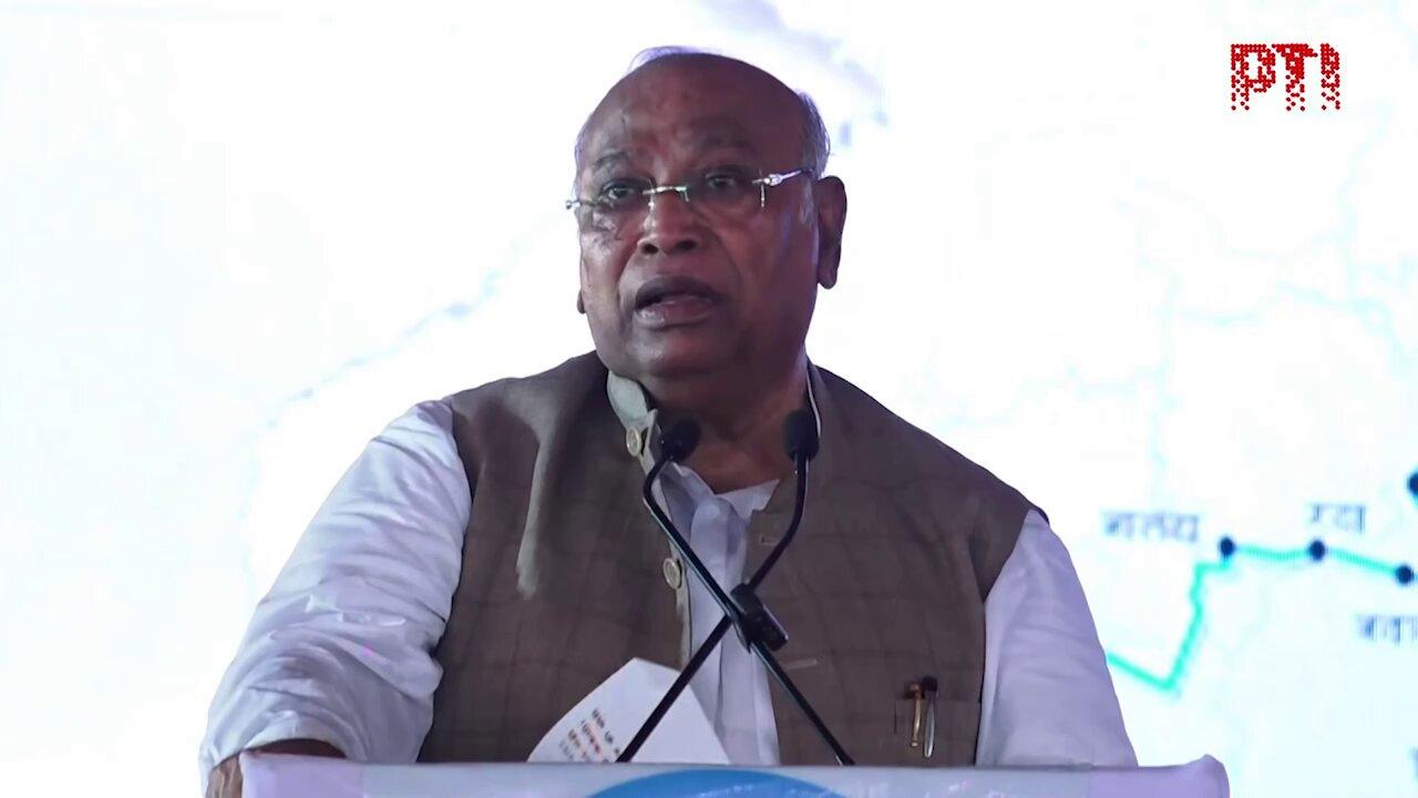 بی جے پی کے اقتدار میں عوامی حقوق اور آئین غیر محفوظ: ملکارجن کھرگے کا الزام