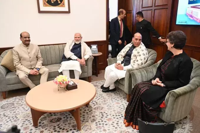 پارلیمنٹ کا سرمائی اجلاس اختتام پذیر، وزیر اعظم مودی اور پرینکا گاندھی کی خوشگوار ملاقات