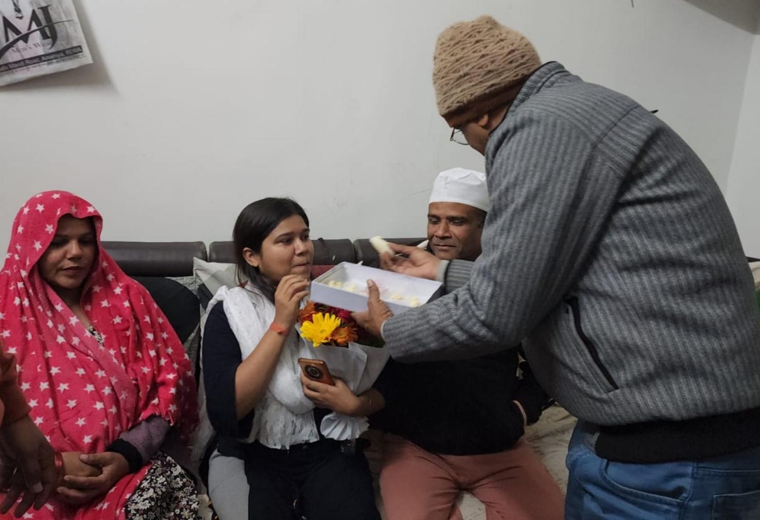 آٹو ڈرائیور کی بیٹی عائشہ انصاری نے ایم پی پی ایس سی کا امتحان پاس کر کے ڈپٹی کلکٹر بن کر اہل خانہ کا نام روشن کیا