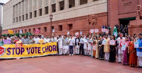 اپوزیشن کا چیف الیکشن کمشنر گیانیش کمار کے خلاف مواخذے کی تیاری، بی جے پی نواز رویے پر سخت تنقید