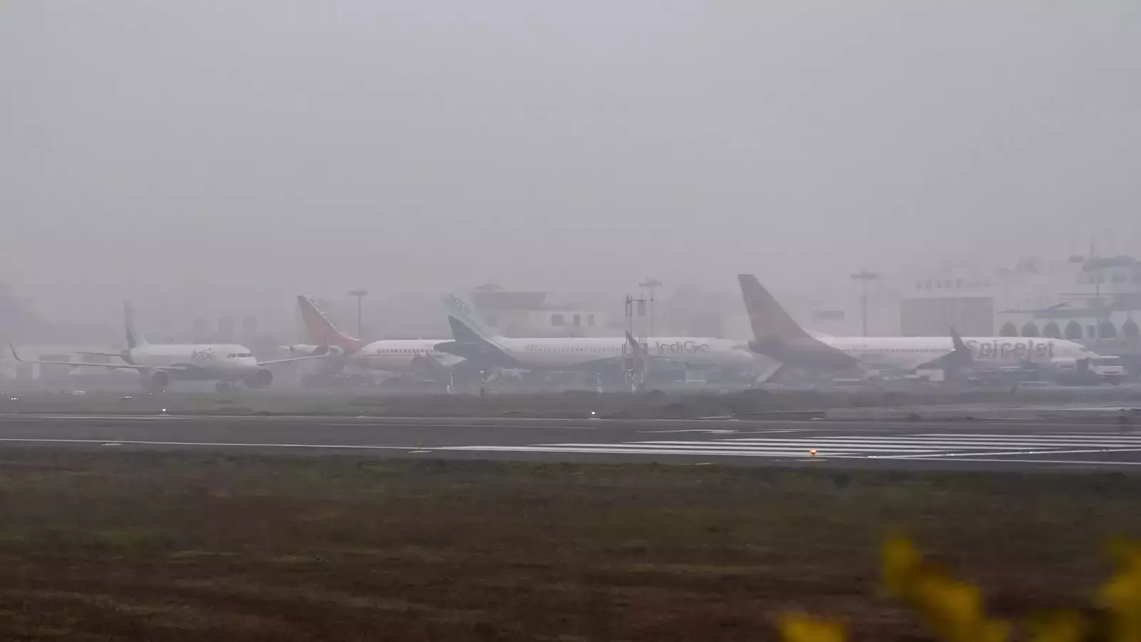 شمالی ہند شدید ٹھنڈ اور کہرے کی لپیٹ میں، فضائی و ریل خدمات متاثر، ژالہ باری کا یلو الرٹ