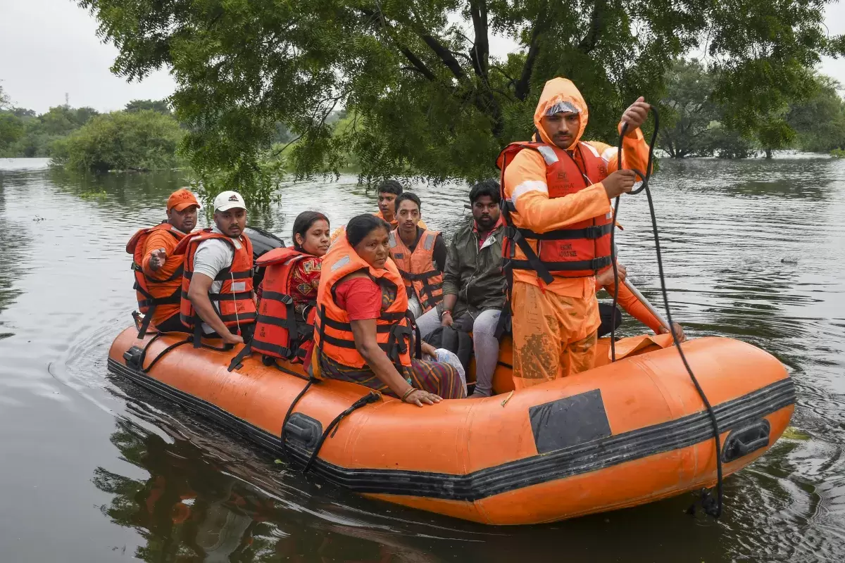 یوپی میں موسلا دھار بارش سے تباہی، 17 اضلاع میں سیلاب کا خطرہ، گنگا-جمنا میں طغیانی نے بڑھائی تشویش