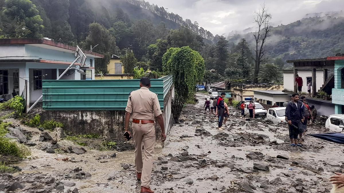 اتراکھنڈ  میں موسلا دھار بارش کے بعد سیلاب، کئی علاقے متاثر، 2 افراد لاپتہ، اسکول بند