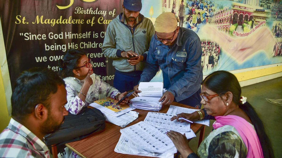 ایس آئی آر : مہوبہ کے ایک گاؤں سے پردھان سمیت 2300 ووٹروں کے نام غائب