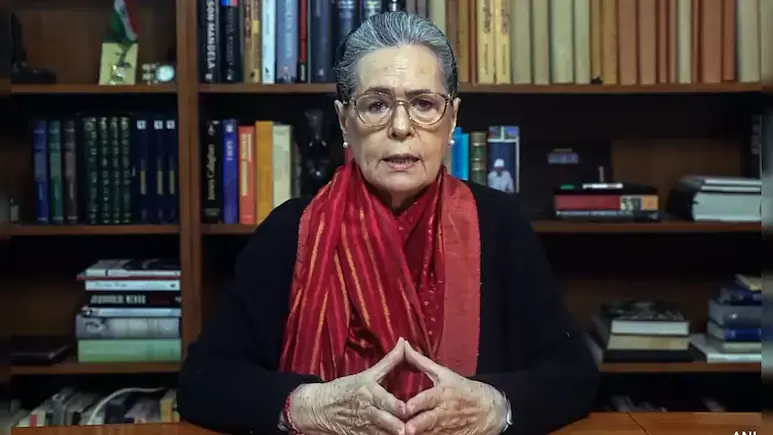 سونیا گاندھی کا مودی حکومت پر حقوق پر مبنی قوانین کو کمزور کرنے کا الزام