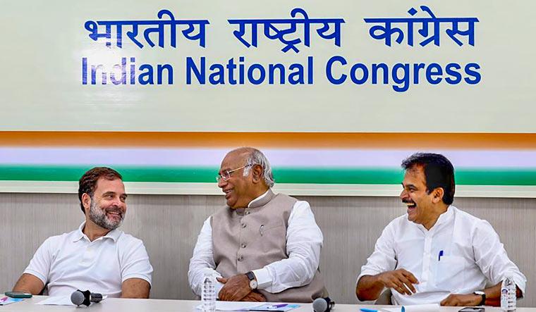 کانگریس کی بہار میں ناکامی کا پوسٹ مارٹم؛ راہل گاندھی، کھرگے اور وینوگوپال نے مرحلہ وار گروپ میٹنگوں میں لیڈروں کا فیڈبیک لیا