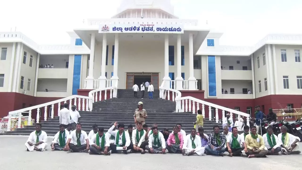 رائچور میں 79 ٹن یوریا کالابازاری میں فروخت، کسانوں میں شدید ناراضگی