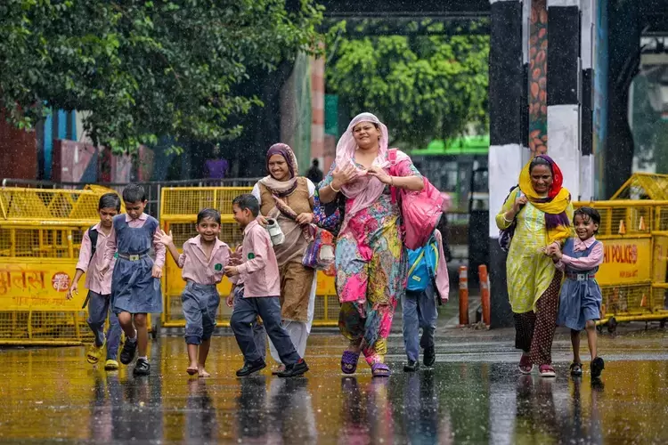دہلی-این سی آر میں موسلا دھار بارش، آئی ایم ڈی نے کئی ریاستوں کے لیے وارننگ دی