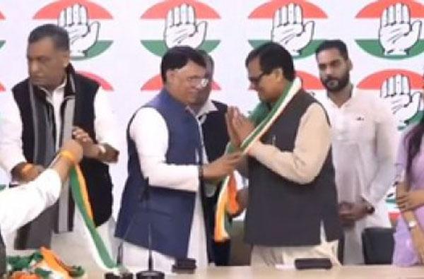 'ماؤنٹین مین' کے بیٹے بھگیرتھ مانجھی اور علی انور کانگریس میں شامل، دیگر سرکردہ رہنما بھی پارٹی کا حصہ بنے