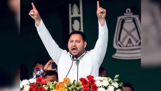 بہار انتخابات؛   مہا گٹھ بندھن پارٹیوں کی طرف سے  وزیر اعلیٰ امیدوار  کے نام کا اعلان ہوتے ہی  تیجسوی یادو  نے کہا؛  ’’پانچ سال نہیں، صرف بیس ماہ میں کردکھائیں گے کمال ‘‘