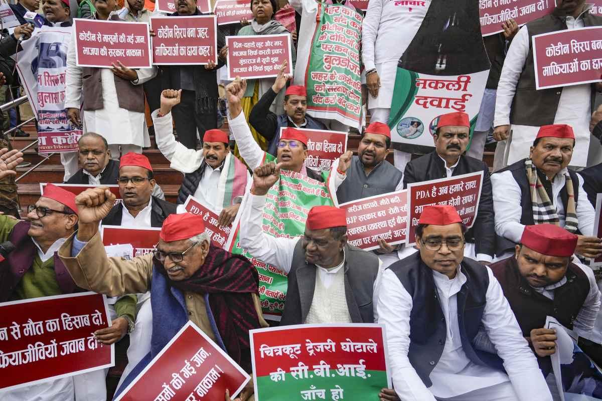 کف سیرپ معاملہ: ملزمین کو بچانے کا الزام، اپوزیشن کا زبردست احتجاج