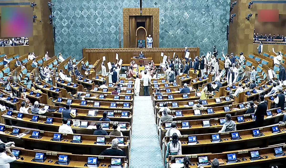 پارلیمنٹ میں ہنگامہ آرائی، اجلاس پیر تک ملتوی؛ ہند-امریکہ تجارتی معاہدہ پر اپوزیشن کا شدید احتجاج