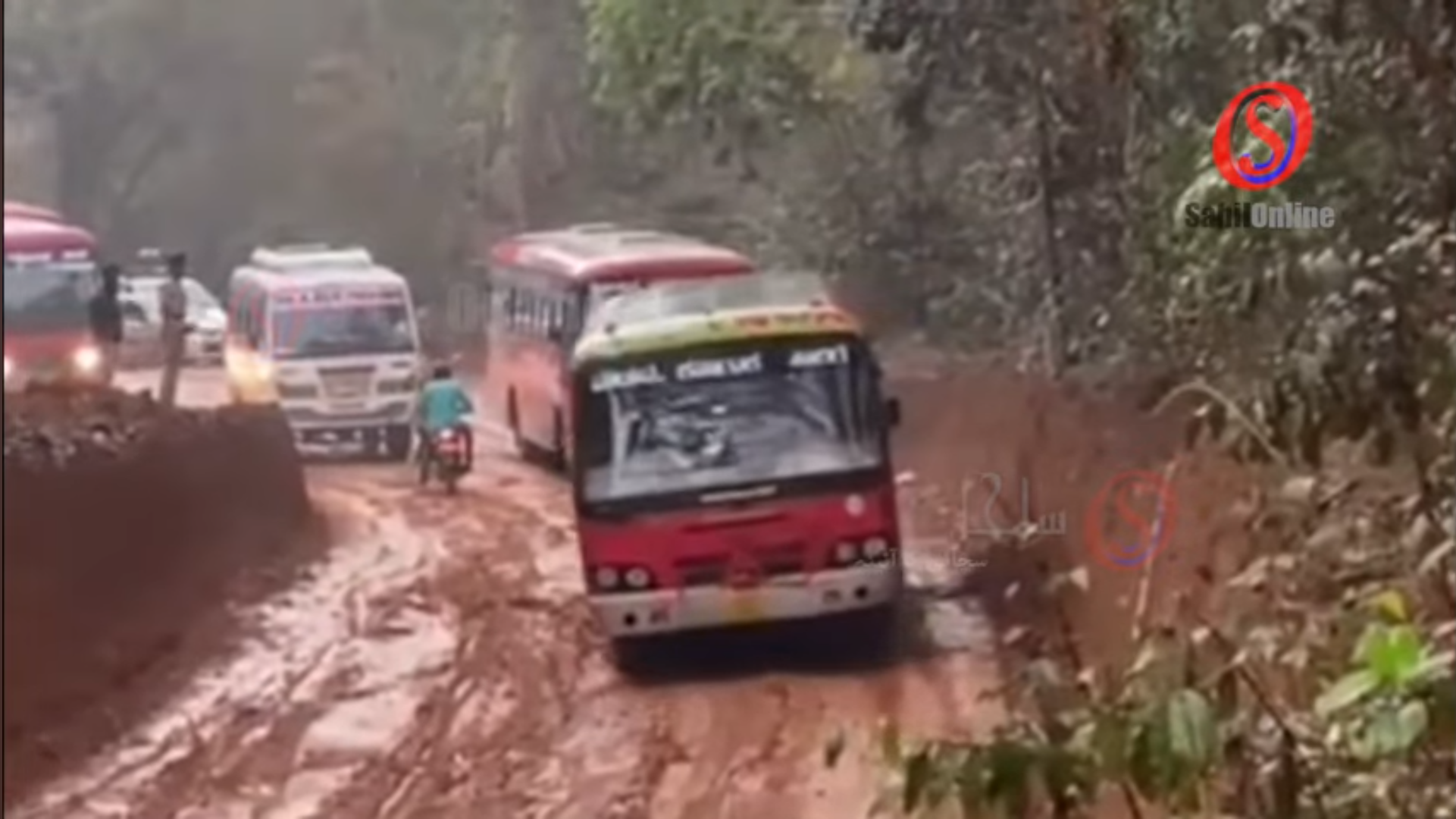 کاروار : اچانک برسات ہونے سے سرسی - ہاویری نیشنل ہائی وے بن گیا کیچڑ کا میدان ۔ ٹریفک کے لئے کھڑا ہوا مسئلہ