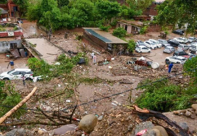 سیلاب اور موسلا دھار بارشوں سے متعدد ریاستیں متاثر، جموں و کشمیر میں 41 ہلاکتیں، ہماچل میں 584 سڑکیں بند، پنجاب میں ہنگامی صورتحال