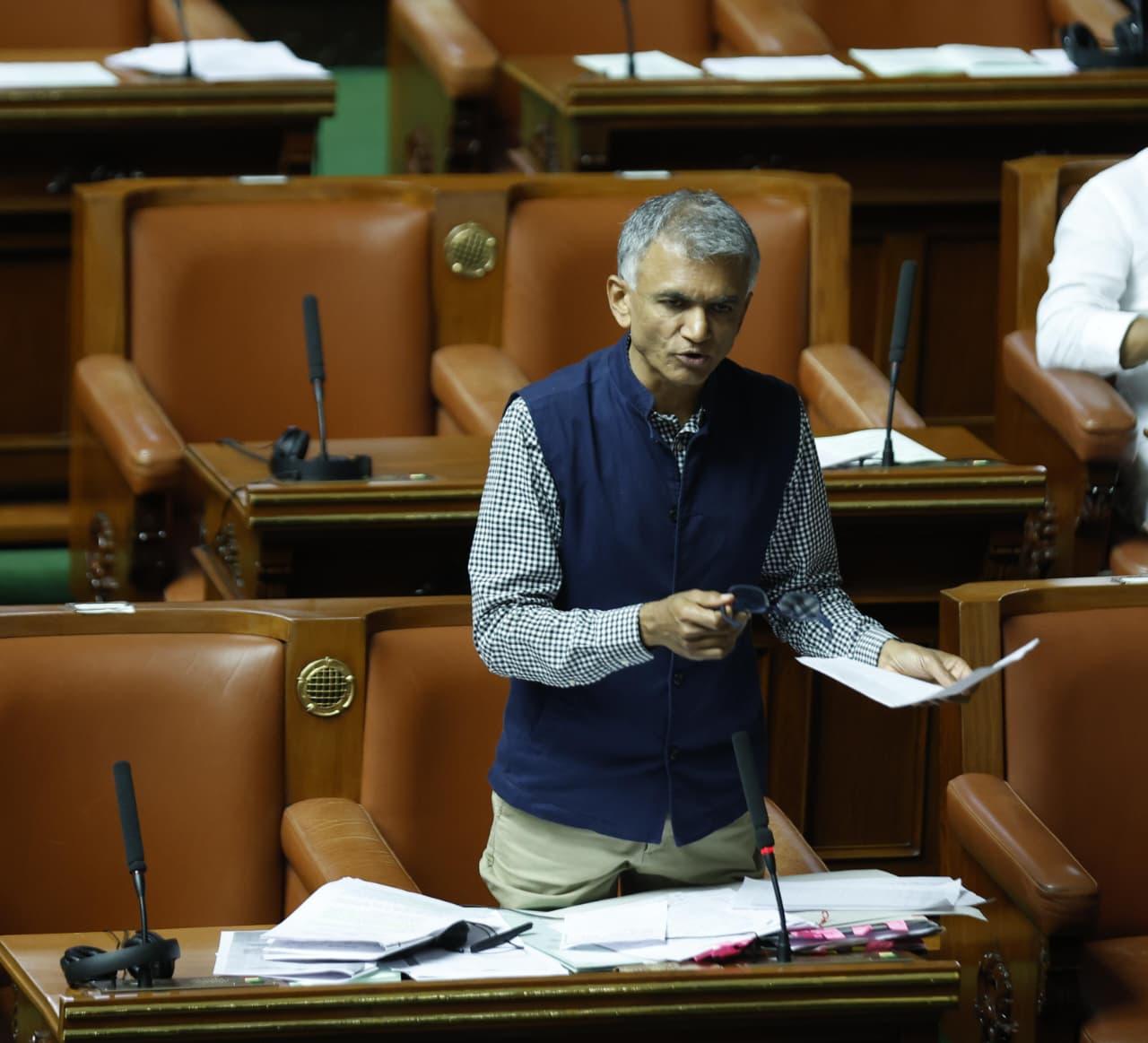 زمین منتقلی کا عمل شفاف اور قانونی دائرے میں جاری ہے: وزیر مالگزاری کرشنا بائرے گوڈا