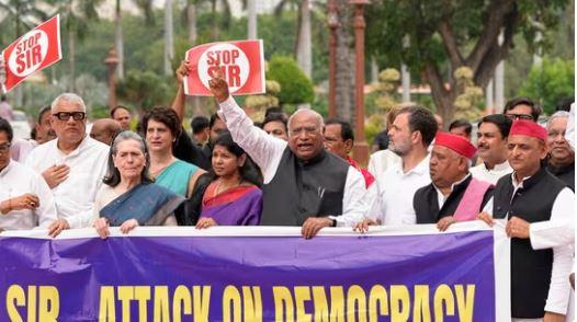 ووٹر لسٹ نظرثانی پر اپوزیشن کا ہنگامہ، پارلیمنٹ میں احتجاج، راہل گاندھی کے گھر میٹنگ، جمعہ کو الیکشن کمیشن تک مارچ کا اعلان