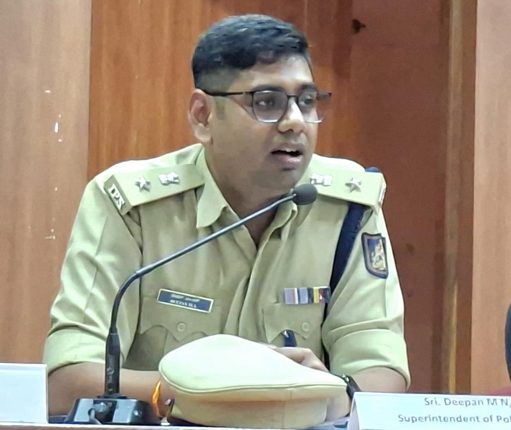 کاروار : ڈکیتی کی وارداتیں روکنے کے لئے سخت احتیاطی اقدامات کیے جائیں -  بینکوں کے افسران کو ضلع ایس پی کی ہدایت