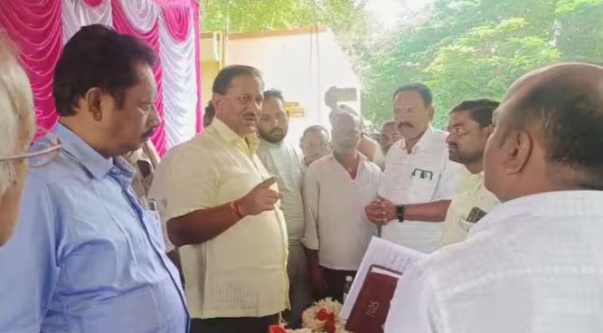 مسلمانوں کو زمین دینے پر افسران کو پھانسی کی دھمکی: کانگریس ایم ایل اے بنڈی سدے گوڑا کا متنازع بیان