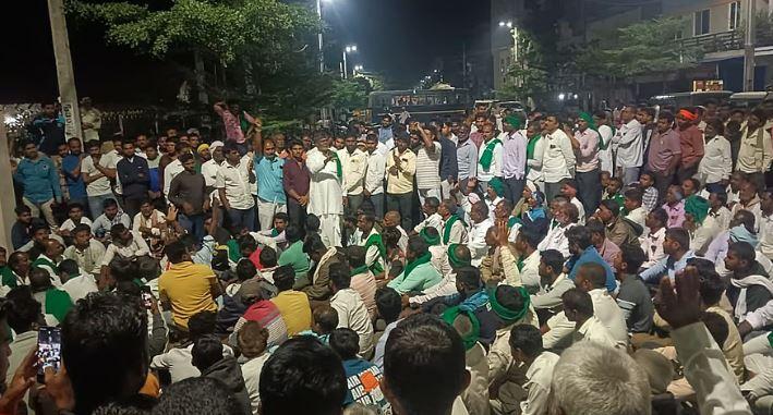 گنے کی قیمتوں میں اضافے کے مطالبے پر باگل کوٹ میں کسانوں کا زبردست احتجاج، مدھول۔جمکھنڈی شاہراہ بند